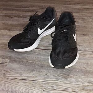 Kids Nike Downshifter 7 black white sneakers Sz 7